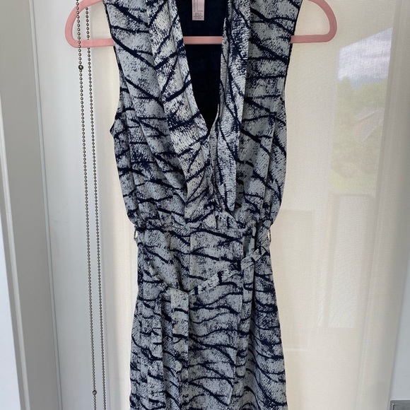 Forever 21 dress sleeveless perfect for spring. - Picture 3 of 6